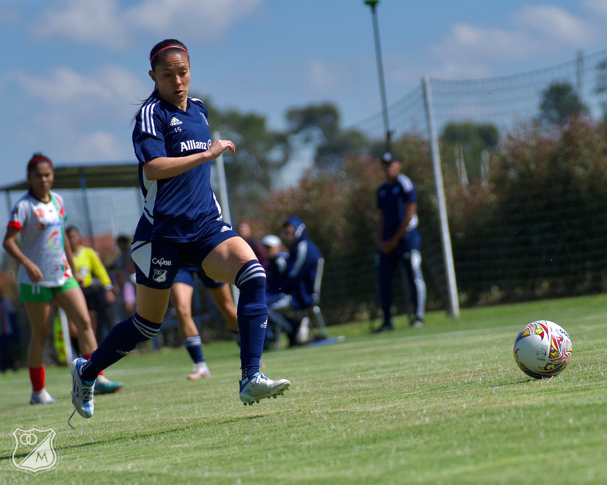 LPEmbajadora's tweet image. N° de goles en la #PretemporadaAzul2024 Ⓜ️👱‍♀️⚽️:

Diana #Celis: 2 ⚽️⚽️
Kena #Romero: 2 ⚽️⚽️
Tatiana #Ariza: 1 ⚽️
Liana #Salazar: 1 ⚽️ 
Catalina #Amaya: 1 ⚽️