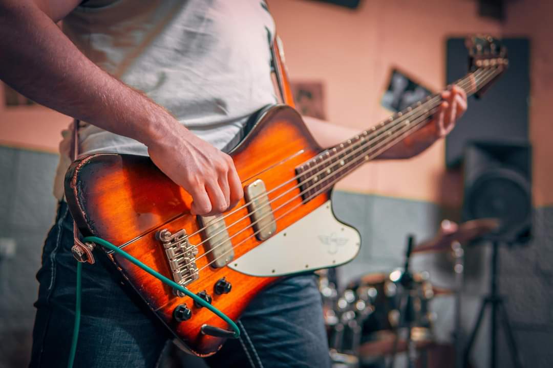 Is that a Bass intro or wha? On tonight's Roadhouse songs with iconic bass intros from The Who, Breeders, The Clash, New Order Plus, brand new @wearevillagers, @rideox4, @thelemontwigs & @SanRocco Tune in from 10pm midlands103.com And remember, it's all about the bass!