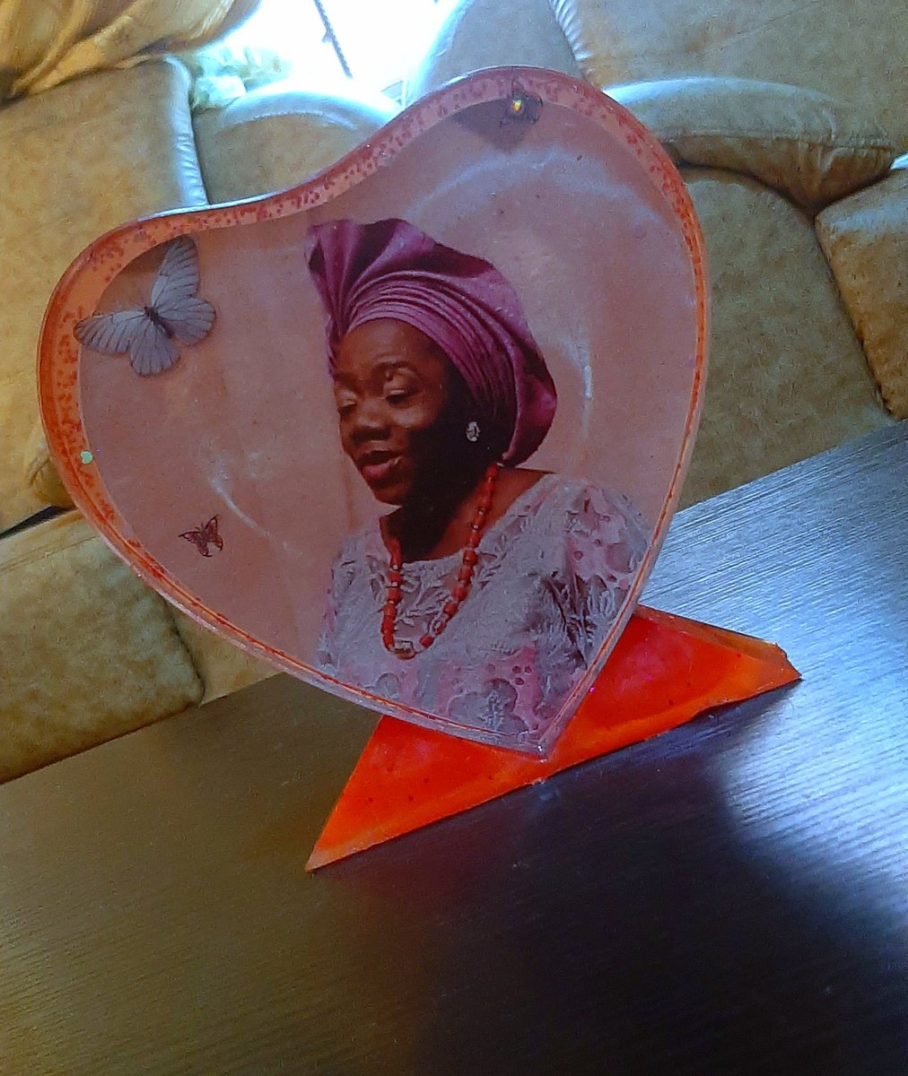 resinbydae's tweet image. Picture frame
Awards
Note plaque
Business plaque, e.t.c

This is the piece for you. This can also be done in different shapes and any design of choice.

Send a DM to order.
PRICE: 20,000naira.
.
.
.
@_DammyB_
#resinbydae #resinframe