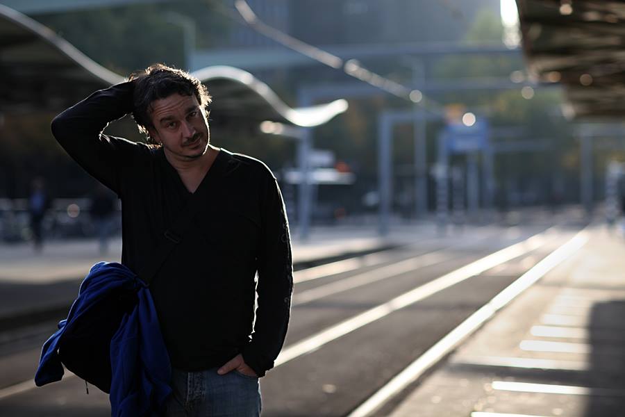 Şaşkınız, üzgünüz, perişanız.
Genç çok genç arkadaşımız Menderes Uçar’ı ani kalp krizi nedeniyle kaybettik.
İyi, güzel adına ne varsa üzerinde taşırdı…
Dostluğuna, arkadaşlığına dair söylenecek sözümüz; “harbiydi, çok iyi bilirdik, iyi de Beşiktaşlıydı” olacaktır.
Ailesine ve