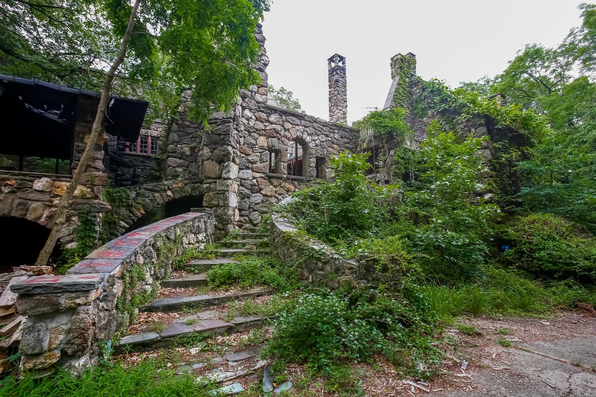 zillowgonewild's tweet image. 🏰

This Ossining, NY Castle was built in 1927 by David T. Abercrombie, yes THE Abercrombie from Abercrombie &amp;amp; Fitch and needs a littttttttle renovation.

Currently listed for $2,900,000
