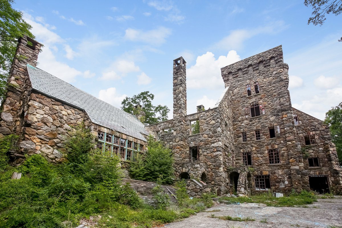 zillowgonewild's tweet image. 🏰

This Ossining, NY Castle was built in 1927 by David T. Abercrombie, yes THE Abercrombie from Abercrombie &amp;amp; Fitch and needs a littttttttle renovation.

Currently listed for $2,900,000