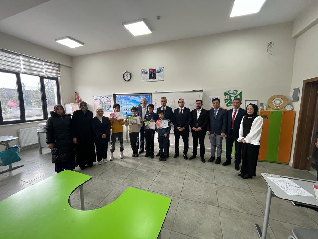 İlçe Kaymakamımız Sayın Erkan MİNUZ, 2023-2024 eğitim öğretim yılının ilk yarısının sona ermesiyle Kaymakam Sebahattin ÇAKIR ilkokulu ve İsmail-Nazire ÜNAL ortaokulu öğrencilerine düzenlenen karne törenine katılarak öğrencilerin  karne heyacanına ortak oldu.