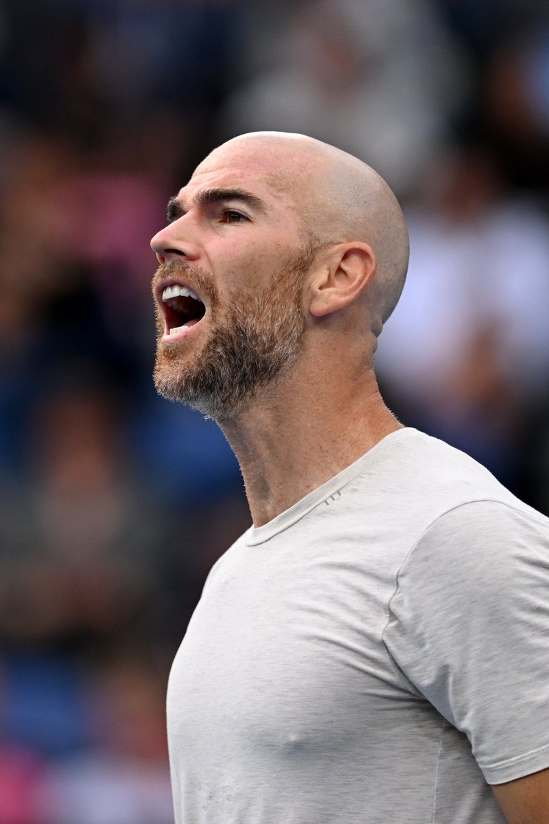 jmgmoron's tweet photo. Mannarino, próximo rival de Djokovic, es un tipo un tanto especial. Una rara avis en el circuito. Hay cosas sorprendentes en él:

👕 No tiene sponsor de ropa (un año llevó siempre la misma camiseta)
🎾 Solo usa UNA raqueta. Siempre LA MISMA
⚖️ La encuerda a solo 12-13 kilos (lo habitual es 10-12 kilos más)
🤔 Conoce a su rival UNA HORA ANTES de salir a jugar contra él
💪🏻 Está viviendo su mejor época a los 35
🙄 Dice que sabe que su techo es el Top 15. De ahí no podrá subir en el Ranking

Peculiar, el francés.