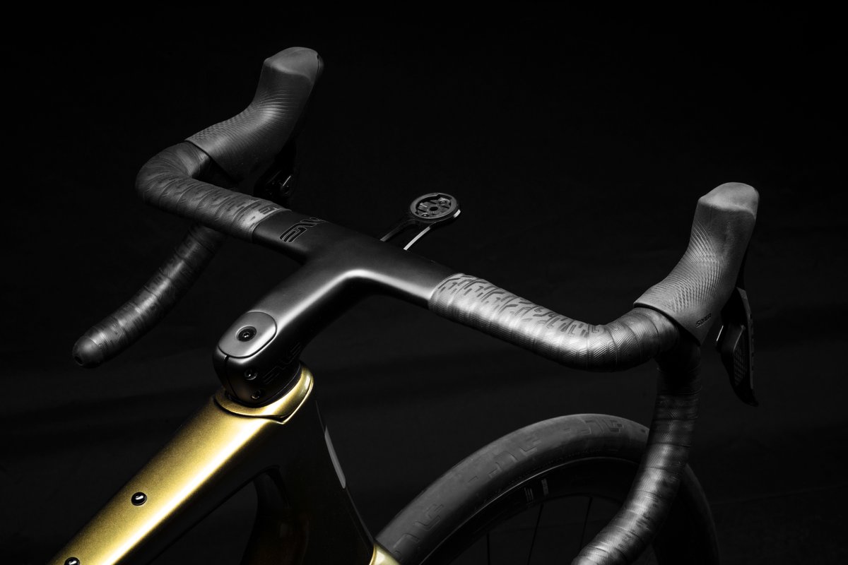 The $1,200 <a href="/envecomposites/">ENVE Composites</a> one-piece bar-stem can be made in any combination of stem length and handlebar width, and there's a <a href="/TamauPogi/">Tadej Pogačar</a> edition coming that's ultra-narrow!

Details 👉 thelunchride.com/colnago-blackh…