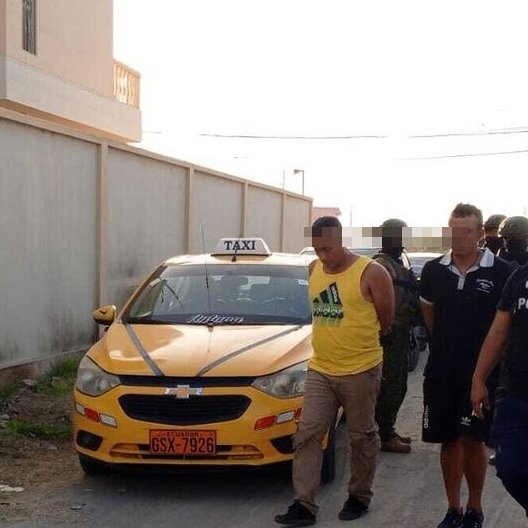 #Salinas

Duro golpe al narcotráfico 

<a href="/FFAAECUADOR/">Fuerzas Armadas del Ecuador</a> y <a href="/PoliciaEcuador/">Policía Ecuador</a>, realizando operaciones de ámbito interno en la vía Punta Carnero, tres sujetos que se movilizaban en vehículos fueron aprehendidos, transportando 407 paquetes de sustancias sujetas a fiscalización.