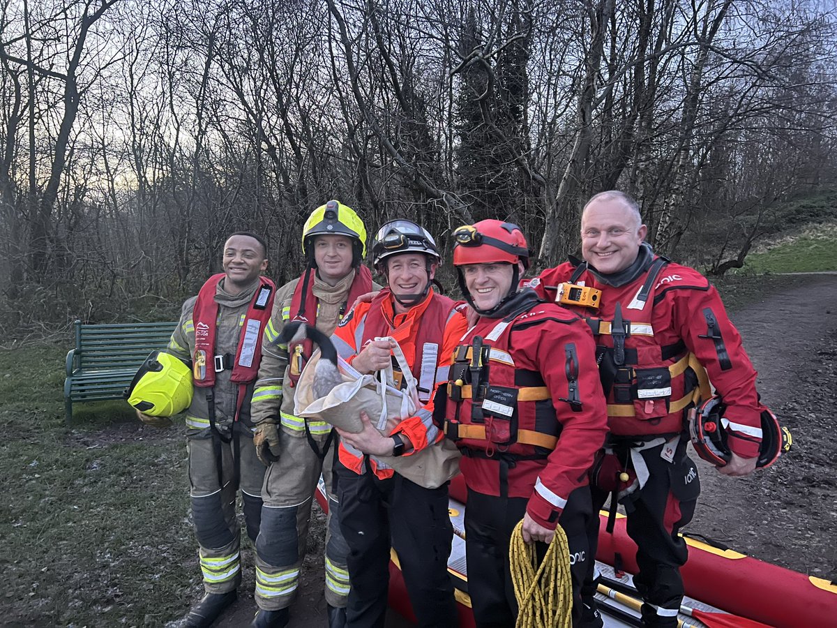 A busy day for water/ice rescues for @WestMidsFire @WMFSTechRescue another wild bird rescue. This time an injured goose at a frozen Netherton canal. Assisted by crews from @WMFSHadenCross and @RSPCA_official @RSPCA_Frontline #StaySafe