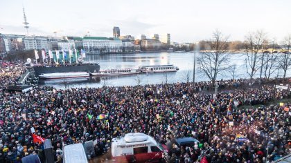 Tweetenti's tweet photo. Ihr Lieben.

Wir Deutschen sind spiessig, pingelig, nörgelig, perfektionistisch…wir sind vieles….aber:

Wir sind keine Nazis! Ich habe immer daran geglaubt. 

Danke Hamburg, danke Berlin, danke Potsdam, danke, Leipzig, danke Köln, danke Uli Hoeneß, danke Deutschland! https://t.co/aIO6vusy3p