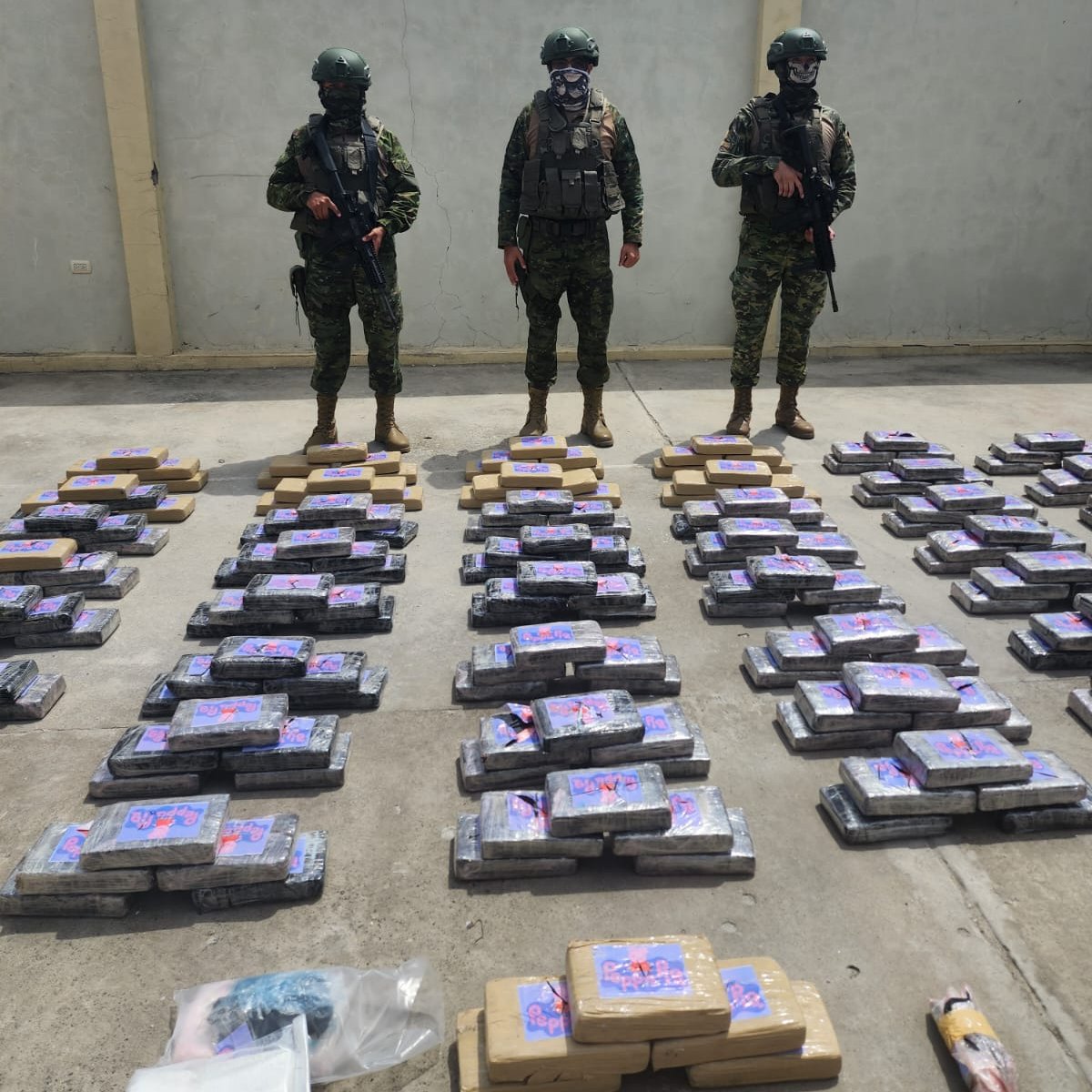 FFAAECUADOR's tweet photo. #Salinas

Duro golpe al narcotráfico 

@FFAAECUADOR y @PoliciaEcuador, realizando operaciones de ámbito interno en la vía Punta Carnero, tres sujetos que se movilizaban en vehículos fueron aprehendidos, transportando 407 paquetes de sustancias sujetas a fiscalización. https://t.co/nkywT5wPxl