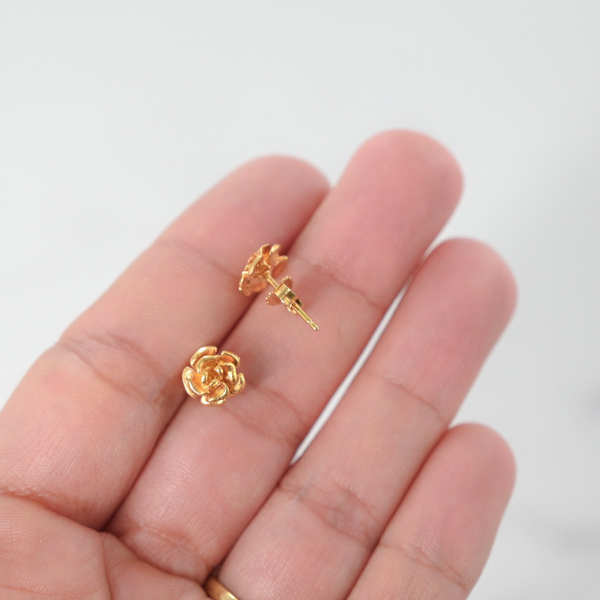 777Jewelry's tweet photo. 🤩Delicately crafted, each stud features a classic rose design in a charming 8mm diameter. 🫶
Price: 35% OFF‼️ ONLY $162.50
In Our Etsy Shop Link in Bio🔗👀🛍️
#gold #jewelrylovers #777jewelry #goldstuds https://t.co/ttGcDtsxn6