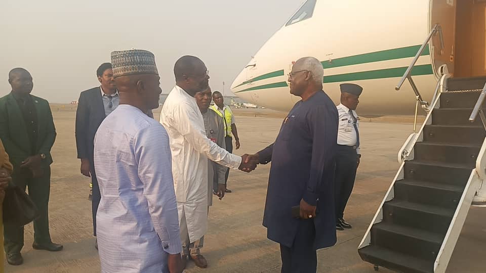 LamranaAmadu's tweet photo. Former President Ernest Bai Koroma @ebklegacy has arrived in Abuja, Nigeria.

He was received by the President of the ECOWAS Commission, Dr. Omar Alieu Touray who was recently in Freetown to engage the government on the proposed agreement to relocate former President Koroma to Abuja, Nigeria

#FreetownStories