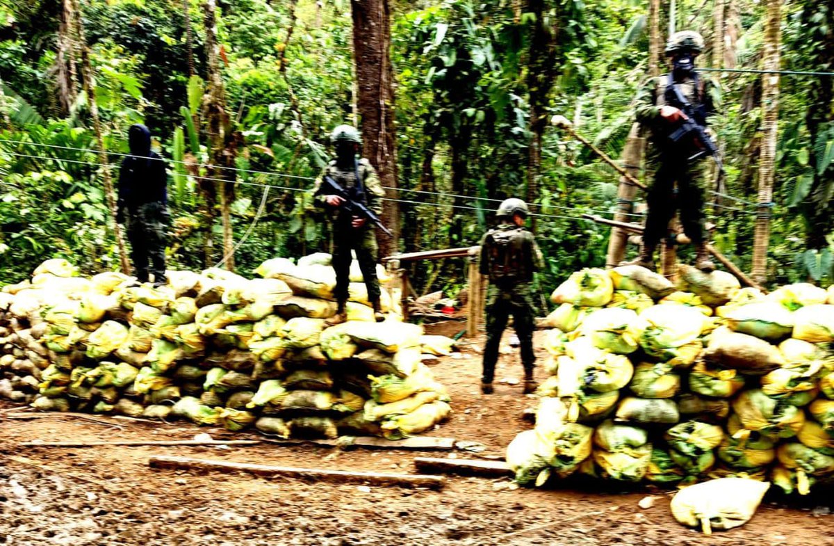 #Imbabura

<a href="/FFAAECUADOR/">Fuerzas Armadas del Ecuador</a> ejecutando operaciones en la parroquia de #Lita, sector la #EsperanzaRíoVerde se aprehendió a dos ciudadanos en actividades ilícitas, decomisando: armas, municiones, explosivos,  utilizados en la minería ilegal.

#FFAAContigo🇪🇨