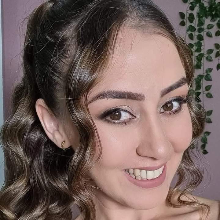 CarolTorre48411's tweet photo. Una pena una profesional humilde, con sacrificio recibió su título de Kinesiologa luego de Medica, hizo su pos grado en Salud Pública y es especialista Diabetologia...
 tras la difícil situación termino sacandose la vida...Q.E.P.D. https://t.co/tTJeRV2Yvg