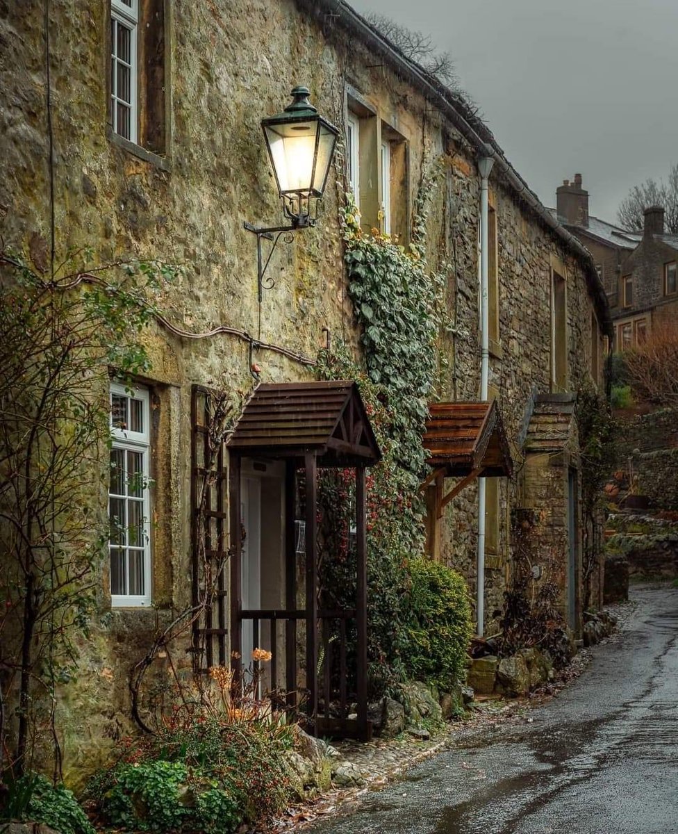 Charming photography from Sandra Sanseverino. 
Grassington in a rainy day. I visited this beautiful place last summer and won’t be missing it to see again when I am in Yorkshire next time 🙏
