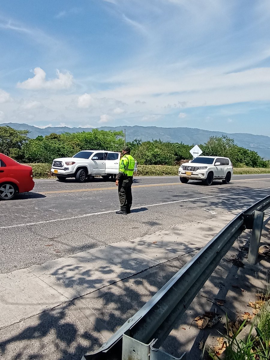 hectorochoav's tweet photo. Que mal en Guaduas Cundinamarca, ruta del sol fase 1, km 54. Haciendo reten para sancionar en un punto que pueden causar un grave accidente por la estrechez en zona donde hay contraflujo. Una irresponsabilidad total de estos policías. esto tenía permiso para hacerlo el 18 de ener https://t.co/15XvkLTpi1