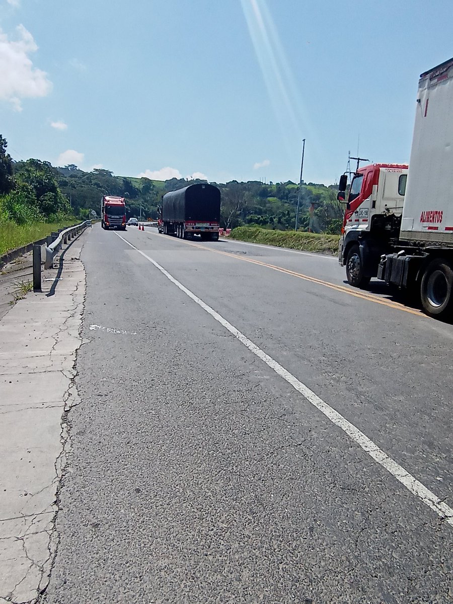 hectorochoav's tweet photo. Los conductores teníamos que bajarnos de los vehículos en ese sitio poniendo en riesgo nuestras vidas para que estos policías nos hicieran los comparendos. Miren en las fotos los riesgos que nos pusieron. Esto es negligencia e irresponsabilidad de la policía de carreteras. https://t.co/bbApdVNEPT