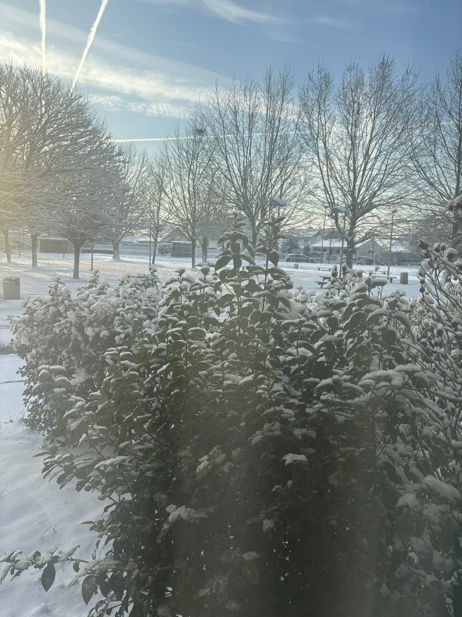 Le lycée enneigé reste ouvert. Vigilance et sécurité sont de mises. 
C’est encore la période des vœux ! Bonne année 2024 !!