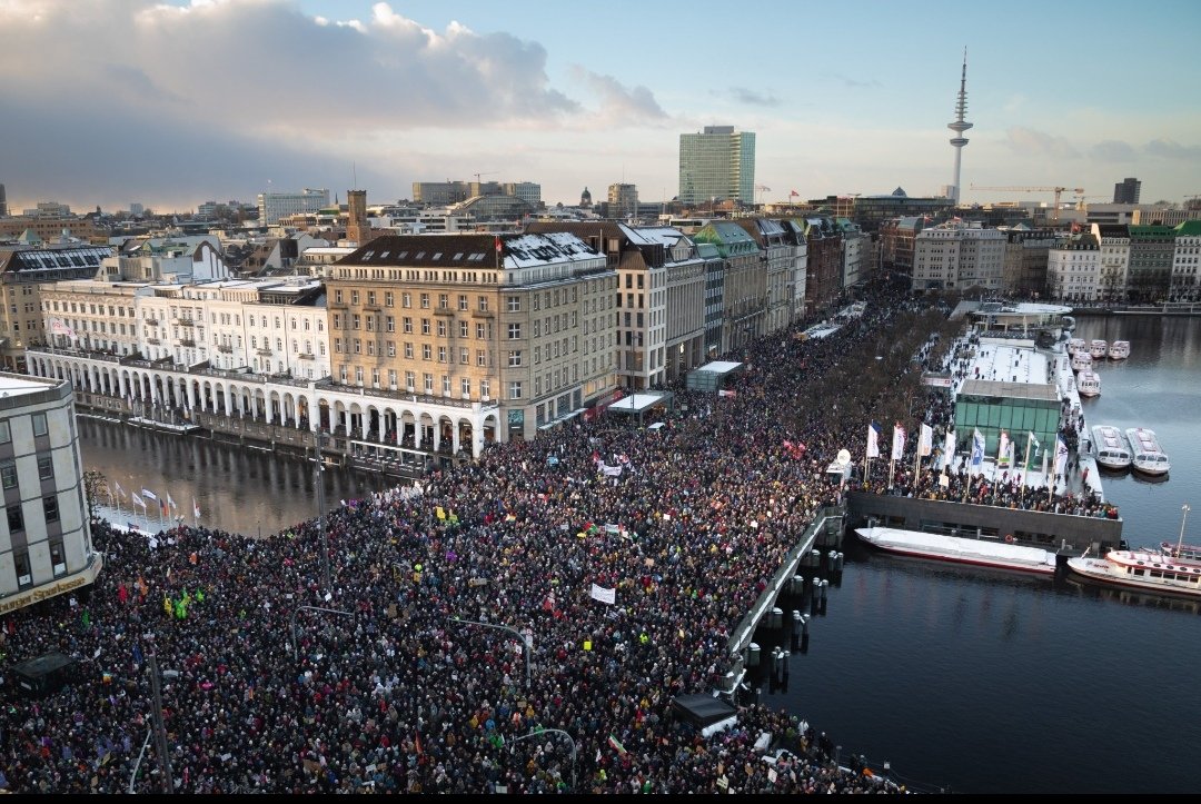 MaximalesD's tweet photo. #Hamburg zeigt beeindruckend wie es sich stabil gegen den Kurs der #AfD und deren Politik stellt💪

Auf dem #Jungfernstieg ging nichts mehr, weil weitaus mehr Menschen zur Demonstration kamen, als gedacht!

Danke Hamburg❤️

#HamburgStehtAuf
#gegenRechts
#AfdistkeineAlternative https://t.co/Cs0wXG0zv8