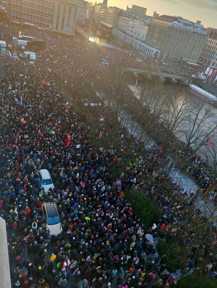 MaximalesD's tweet photo. #Hamburg zeigt beeindruckend wie es sich stabil gegen den Kurs der #AfD und deren Politik stellt💪

Auf dem #Jungfernstieg ging nichts mehr, weil weitaus mehr Menschen zur Demonstration kamen, als gedacht!

Danke Hamburg❤️

#HamburgStehtAuf
#gegenRechts
#AfdistkeineAlternative https://t.co/Cs0wXG0zv8