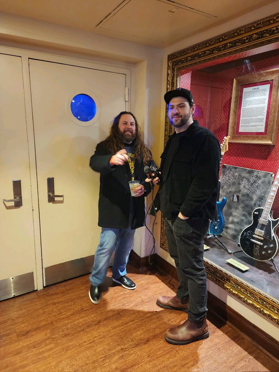 shawn1377's tweet photo. @Bennington @stanman42069 Happy one year anniversary to #fezcon.. I came by myself and left with a bunch of new buddies.. https://t.co/ZkIvROzuYc