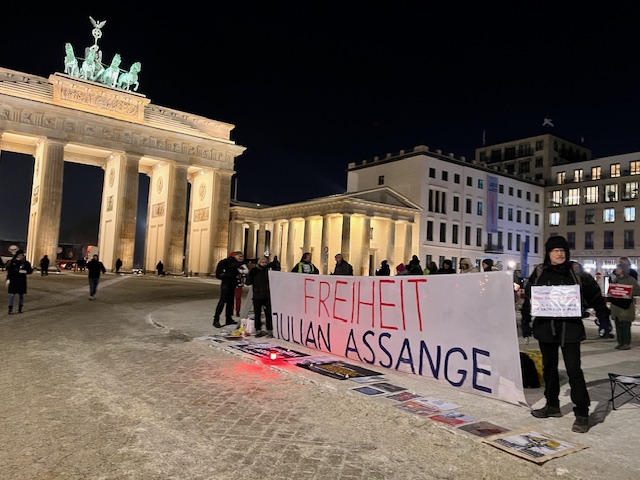 Mahnwache (18.01.24) von #FreeAssangeBerlin mit interessierten Passanten, die sich über #JulianAssange informiert haben und mit lautstarker Unterstützung einer Schülergruppe auf Klassenfahrt aus Frankreich, die uns von der britischen Botschaft zur Botschaft der USA begleitet hat.…