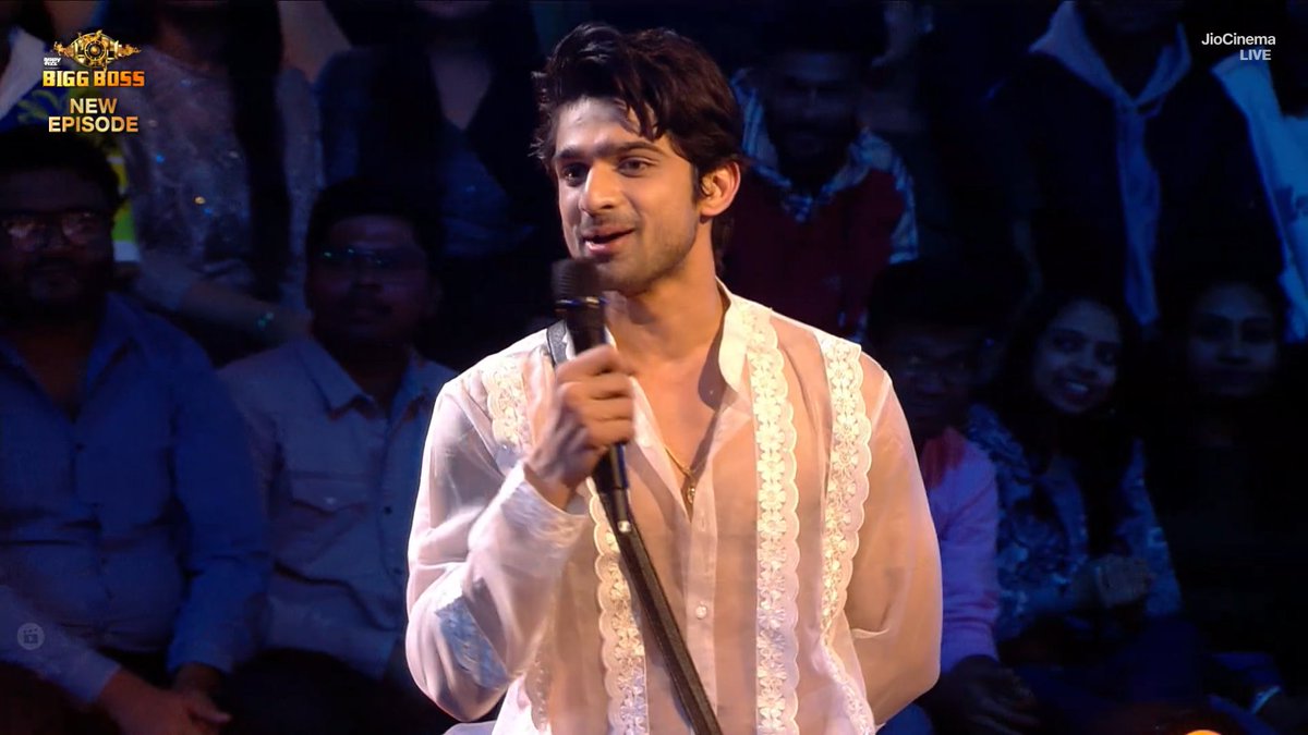 #AbhishekKumar was too gooood with his punchline delivery 💯

Retweet 🔃 If you loved his ROASTING!!!!