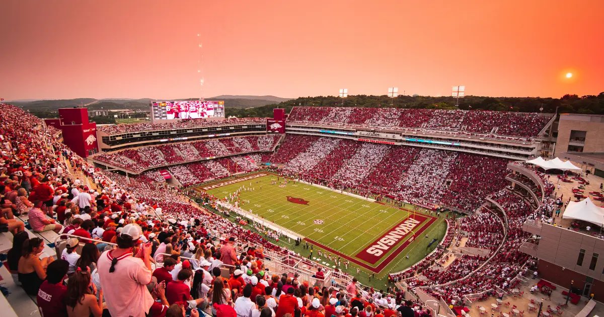 #AGTG After an amazing talk with @RonnieFouch I’m blessed to say I’ve received an offer from Arkansas!🐷 @CoachMTurner @NNCoachJones @SkysTheLimitWR