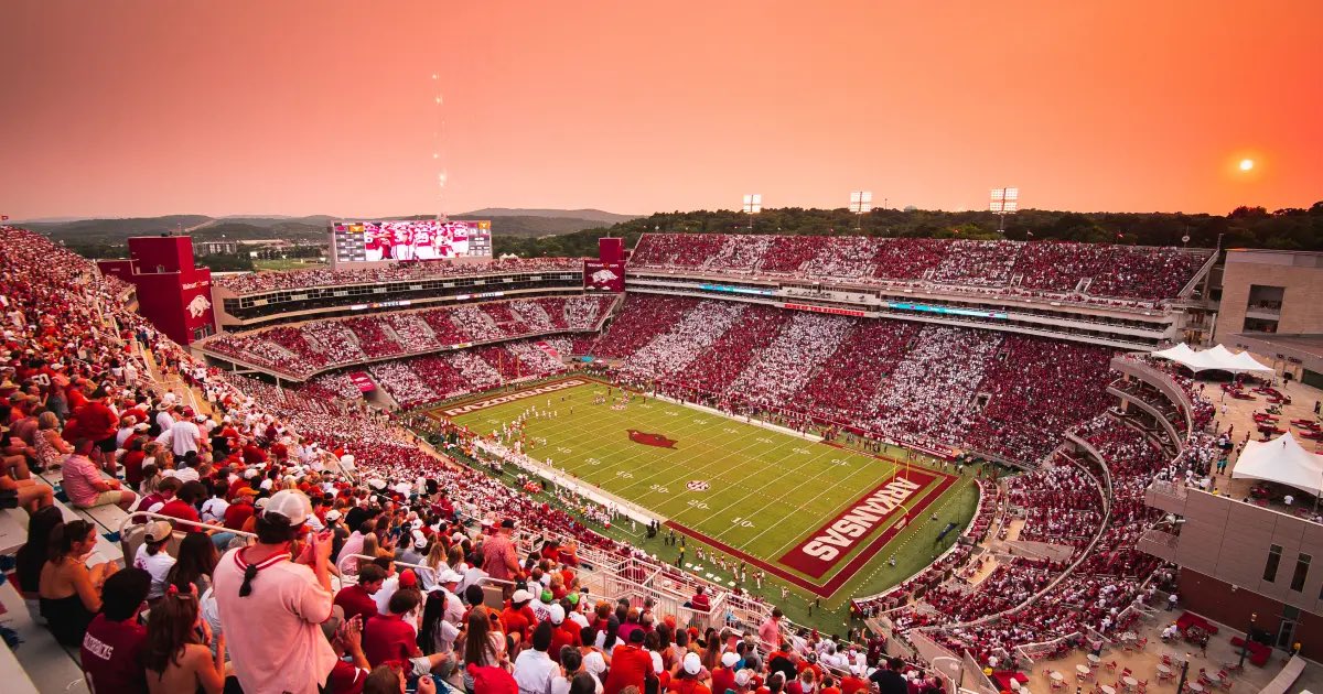 MasonJames_1's tweet image. #AGTG After an amazing talk with @RonnieFouch I’m blessed to say I’ve received an offer from Arkansas!🐷
@CoachMTurner @NNCoachJones @SkysTheLimitWR