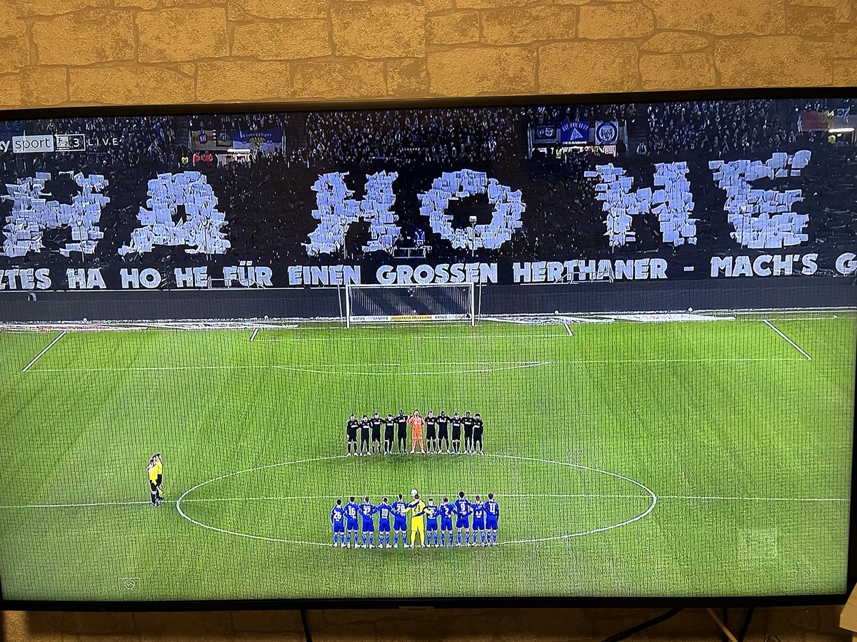 unserfussball's tweet image. L’énorme hommage des supporters de Karlsruhe à Kay Bernstein lors de son match face à Osnabrück ce soir #KSCOSN 

Pour rappel Karlsruhe est un club ami au Hertha Berlin 🔵⚪️ 

📸 @jasonbsc1892