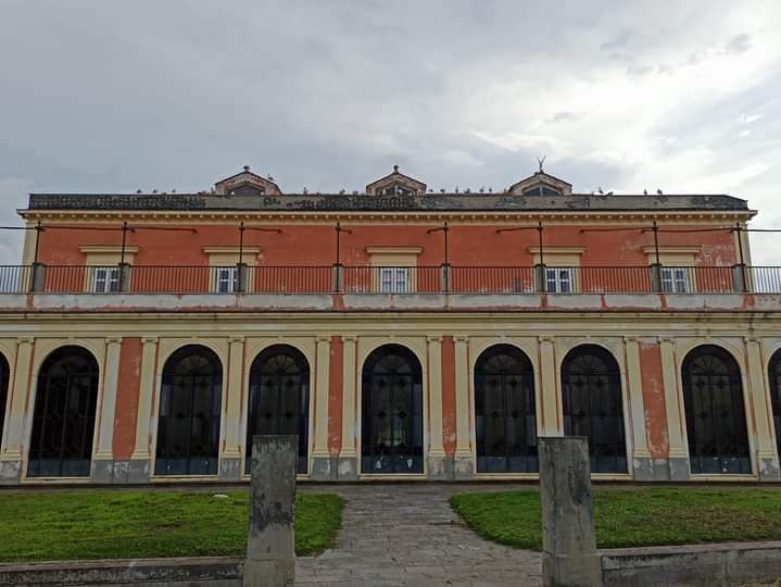 VillaPer's tweet photo. All'interno del Parco Inferiore di Villa Favorita incontriamo la deliziosa Casina Zezza (Casina dei Mosaici), all'interno splendidi mosaici, affreschi, coloratissime vetrate.

#insiemepervillafavorita 
#StoriadiErcolanoeResina 
#entevillevesuviane
#ville #storia #Ercolano https://t.co/X9R0Hq8eEh
