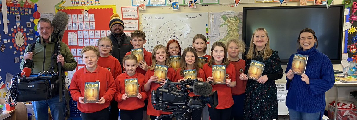 We have our own television stars in the making. Today some of our pupils were interviewd by <a href="/HenoS4C/">Heno 🏴󠁧󠁢󠁷󠁬󠁳󠁿</a> and <a href="/PrynhawnDaS4C/">Prynhawn Da 🏴󠁧󠁢󠁷󠁬󠁳󠁿</a> about their stories  being published in a book. We also welcomed <a href="/meleriwj/">Meleri James</a> who inspired the pupils to write creatively.