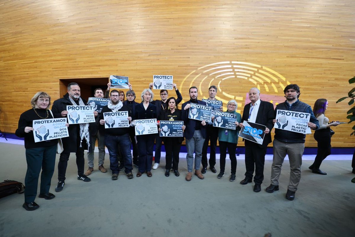 ClaraPonsati's tweet photo. Dimarts, em vaig solidaritzar amb els afectats a Galícia per l’abocament de pèl·lets, en el marc d’una iniciativa d’@anamirandapaz #MareaPellets. https://t.co/mxFGqG0cZZ