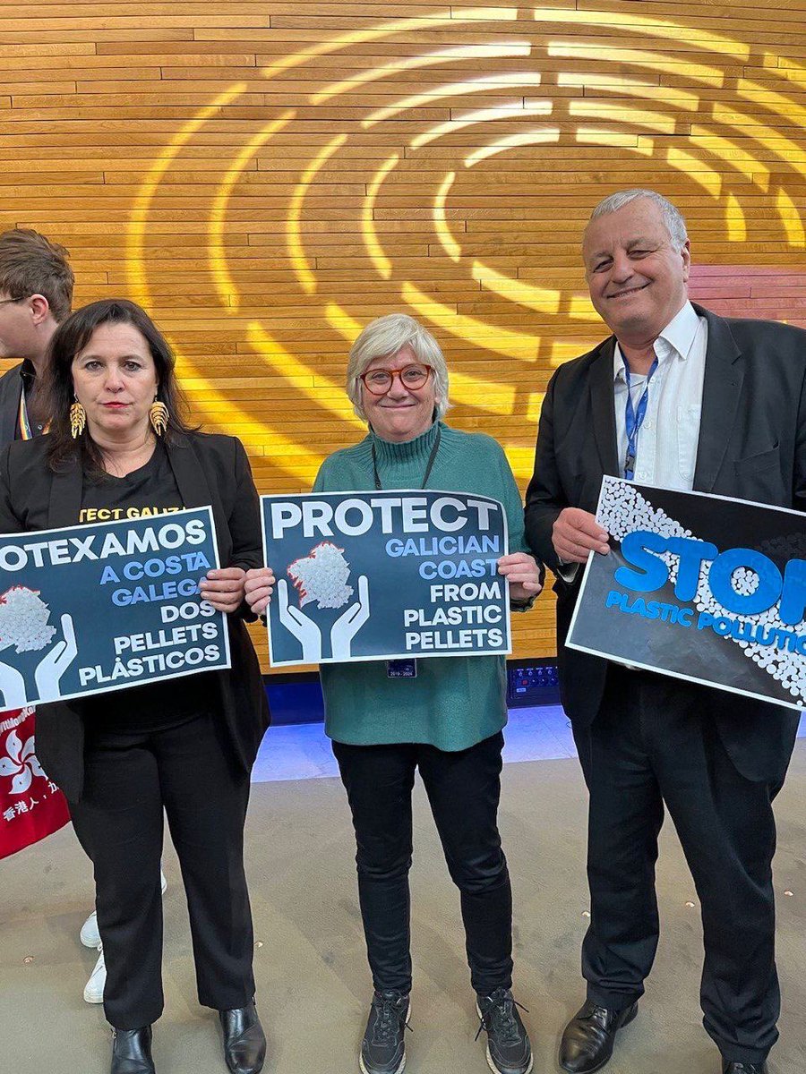 ClaraPonsati's tweet photo. Dimarts, em vaig solidaritzar amb els afectats a Galícia per l’abocament de pèl·lets, en el marc d’una iniciativa d’@anamirandapaz #MareaPellets. https://t.co/mxFGqG0cZZ