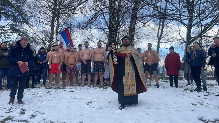 Bilder für die Ewigkeit aus Rankweil. Kreuztauchen im Baggersee: 20 junge Männer trotzen Eiseskälte für den Glauben vol.at/kreuztauchen-i… V+