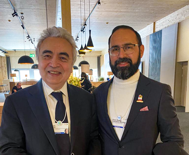 Delighted to catch up with Colombian Minister @andrescamachom_ at #WEF I commended 🇨🇴's efforts to plan its people-centred clean energy transition for which @IEA will provide support. And look forward to welcoming the Minister at the IEA Ministerial in Paris next month.