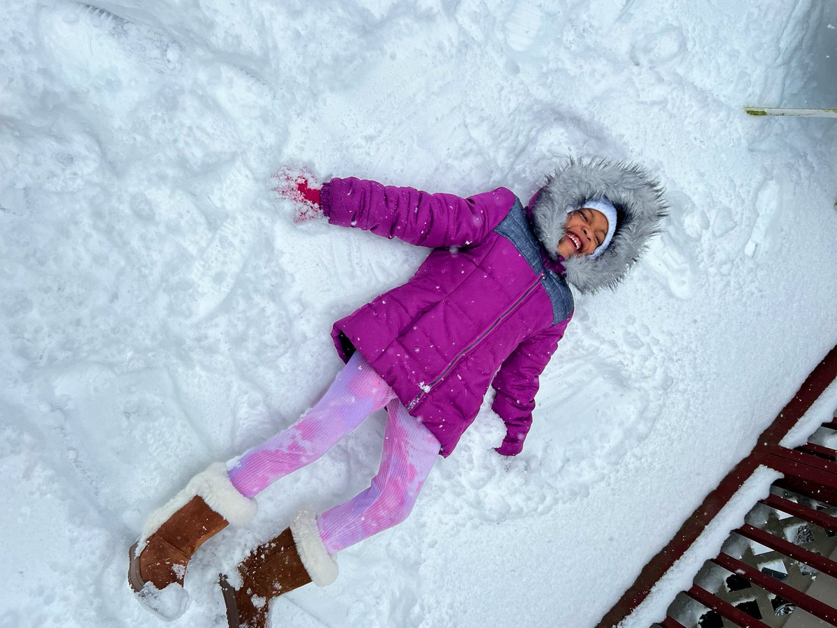 #6AbcAction Kassidy T made sure she made her #SnowAngel 🎀🫶🏽🎀