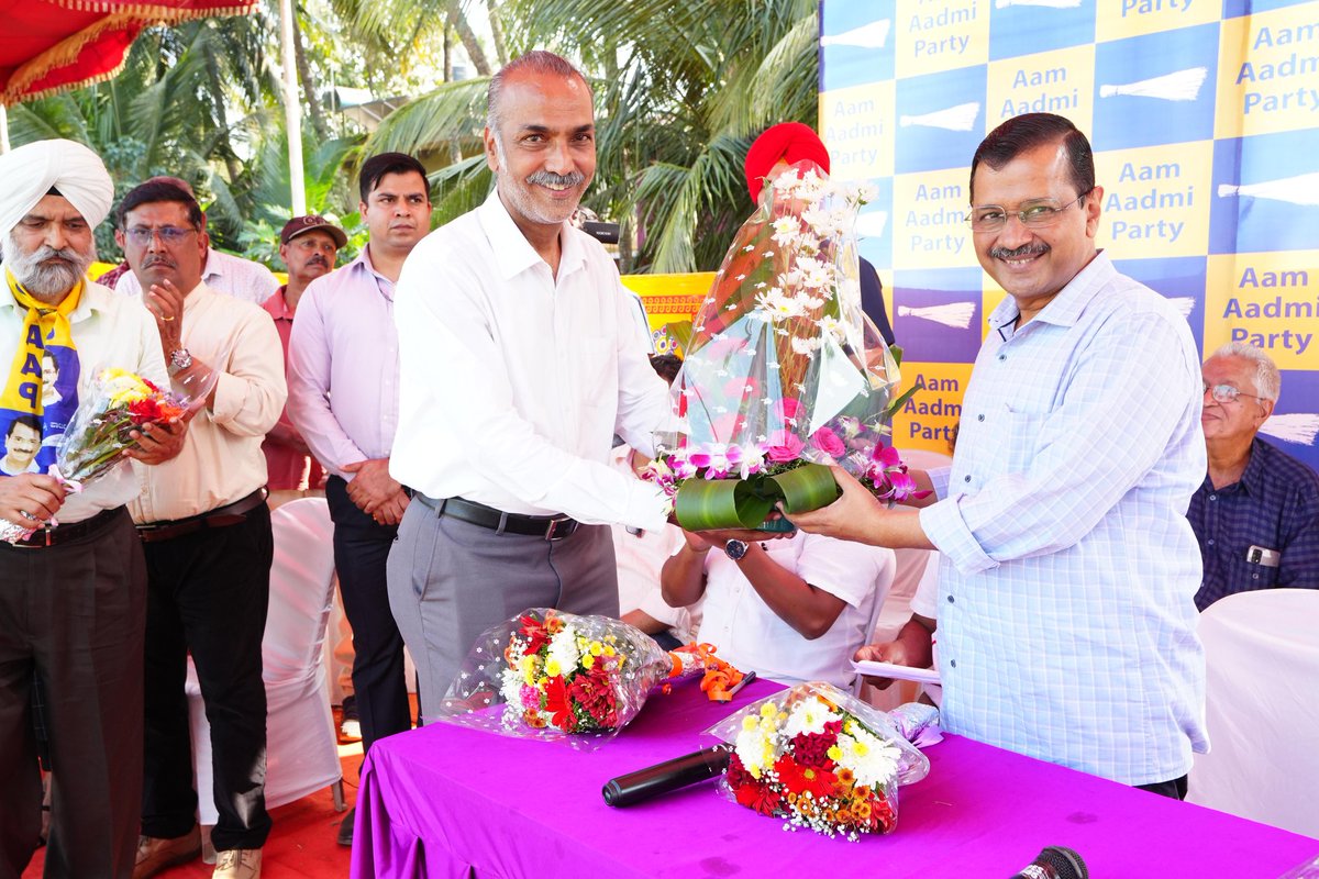 AamAadmiParty's tweet photo. CM @ArvindKejriwal & CM @BhagwantMann felicitated the people of Goa who contributed for the betterment of society in individual capacity.
#KejriwalInGoa https://t.co/FDxBwUuTEW