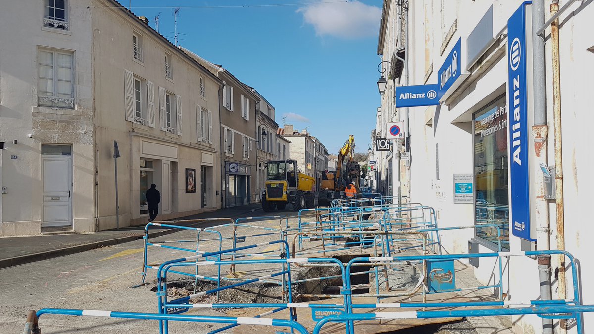 BLOSSAC 📷 Carnet de chantier #1
Les travaux sur les réseaux électriques ont commencé cette semaine rue Blossac.
✅Durant toute la durée des travaux, vos commerçants vous accueillent et restent accessibles.