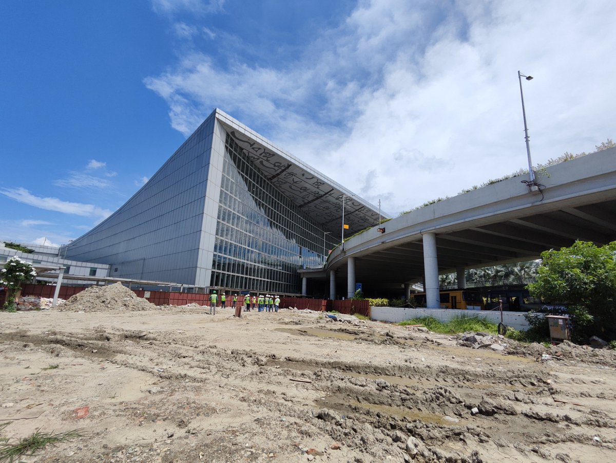 metrorailwaykol's tweet photo. Take a look of the #under- #construction #JaiHind (Airport) #Metro station which will be an #interchanging station between #YellowLine &amp; #OrangeLine . Once completed the station will serve thousands of passengers to and from #Airport.
#railinfra4westbengal
#amarkolkatametro https://t.co/BCqTJoGf38