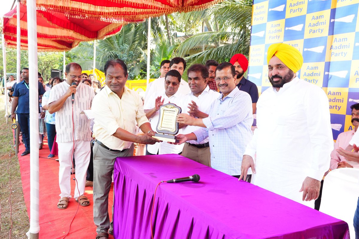ShivamG64967056's tweet photo. CM @ArvindKejriwal & CM @BhagwantMann felicitated the people of Goa who contributed for the betterment of society in individual capacity.
#KejriwalInGoa https://t.co/8mNx65cjbw
