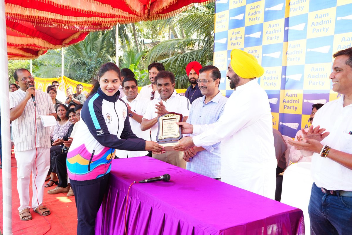 ShivamG64967056's tweet photo. CM @ArvindKejriwal & CM @BhagwantMann felicitated the people of Goa who contributed for the betterment of society in individual capacity.
#KejriwalInGoa https://t.co/8mNx65cjbw