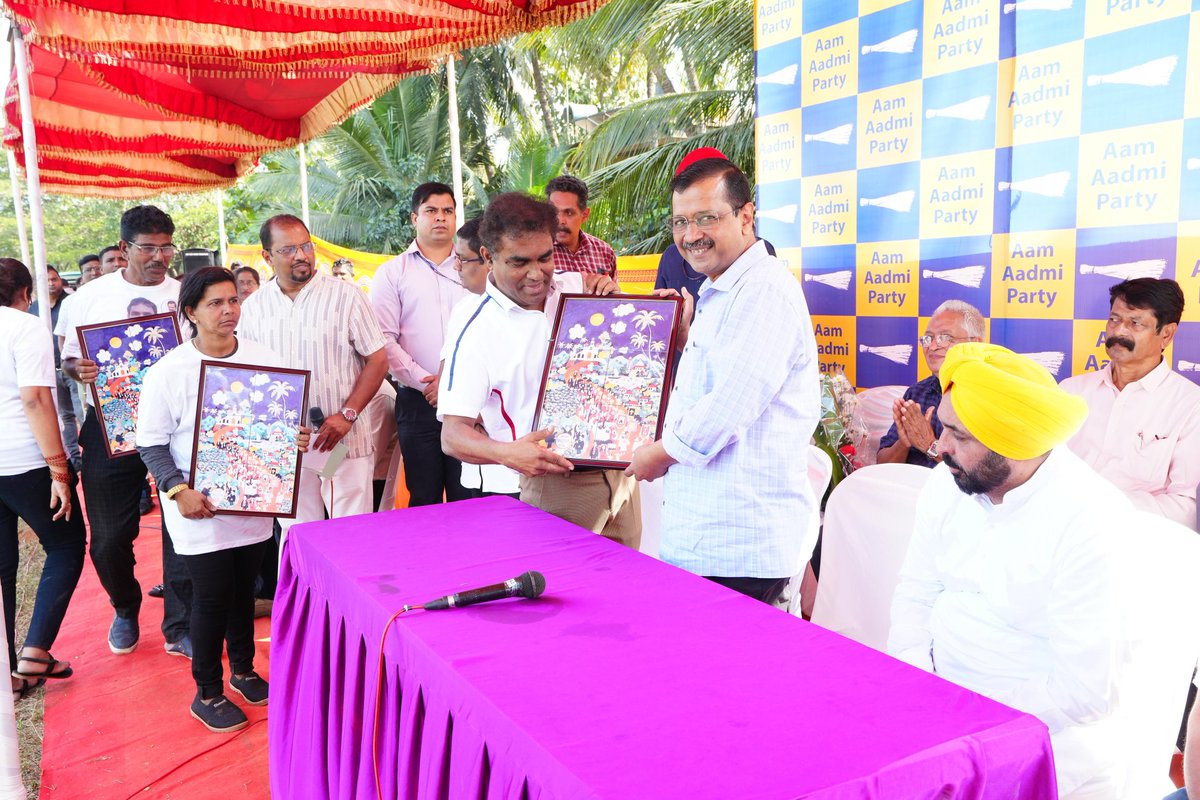 AamAadmiParty's tweet photo. CM @ArvindKejriwal & CM @BhagwantMann felicitated the people of Goa who contributed for the betterment of society in individual capacity.
#KejriwalInGoa https://t.co/FDxBwUuTEW