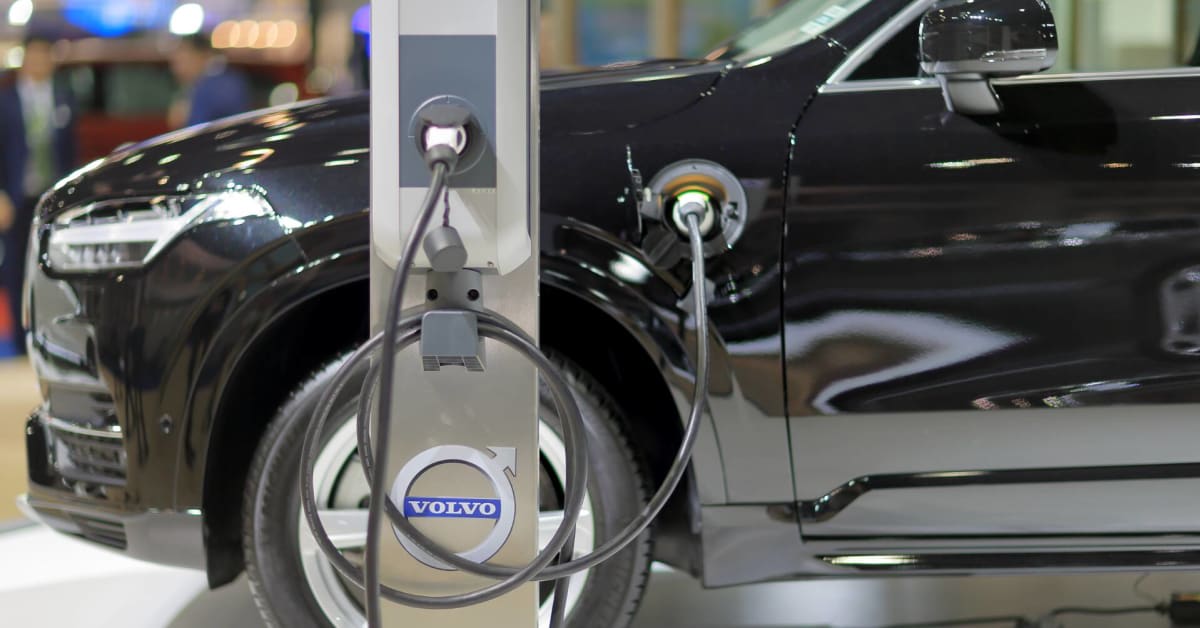 Volvo is reportedly planning to launch a new electric mid-sized luxury sedan in 2025. #electricvehicles #electrifymo

Read here: thestreet.com/electric-vehic…