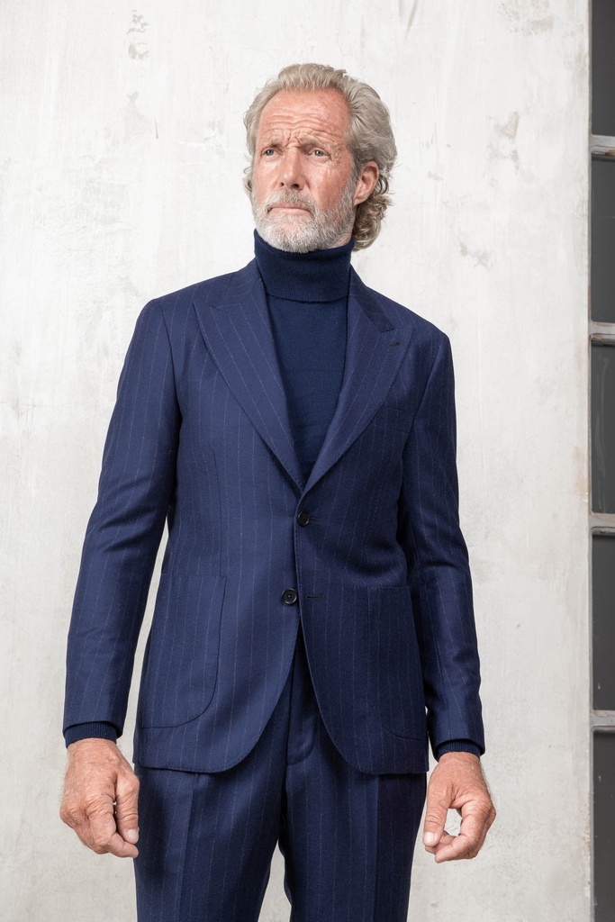 ParmaPini's tweet photo. Channeling the heritage of flannel suits, this ensemble pays homage to a classic aesthetic.
https://t.co/uChNLGHbgo
#piniparma #flannelsuit #stripedsuit #italiansuit #madeinitaly #italianstyle https://t.co/PmYU9zLCPp