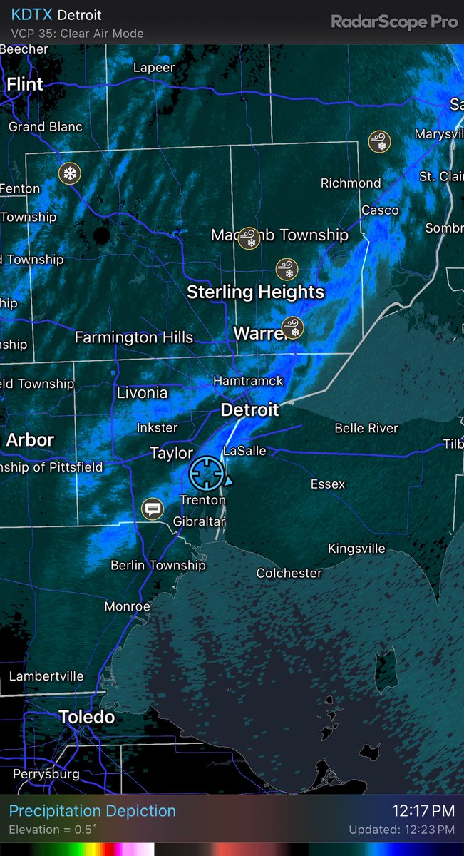 michael17x's tweet photo. @weathermankeith @WeatherNation @wxchanneldesk @GrossWeather @NWSDetroit Heavy lake effect snow from Lake Huron in Wyandotte,MI #miwx #lakeffect #snow https://t.co/PSYuRyYJ2u