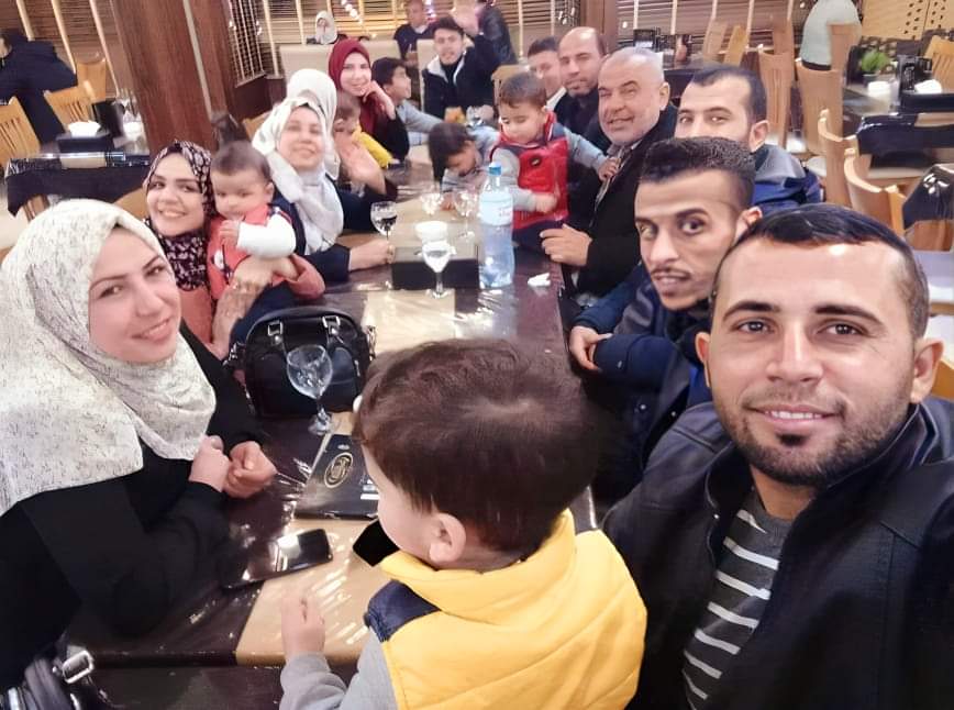 Israël a tué toutes les personnes présentes sur cette photo 👇👇
Moeen Ayyash, sa femme Najah, leurs enfants et petits-enfants ont tous été tués lors des frappes israéliennes aveugles sur Gaza.
Via Agence de Presse WAFA