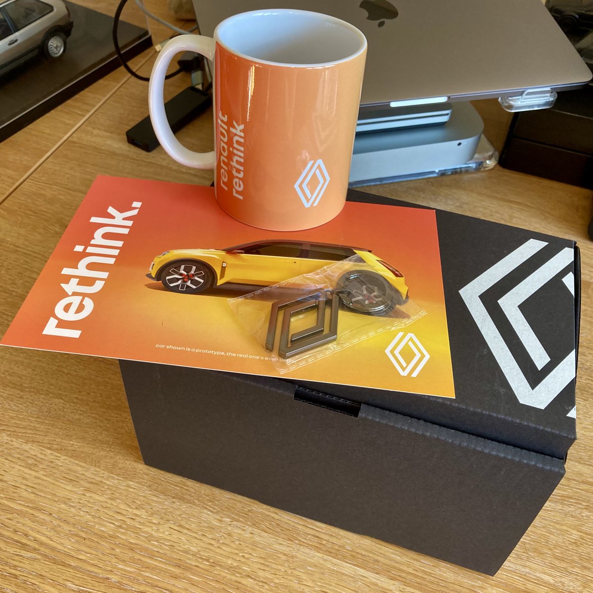 Interesting and unexpected ‘presents’ from @renault_uk today (thank you!). Nicely presented and packed, though I think it missed a trick by not putting the new 5 on the mug itself… #EV