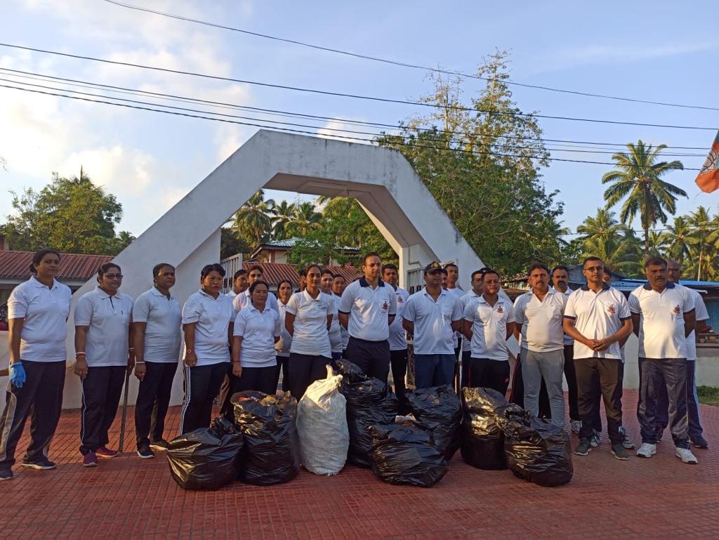 AndamanPolice's tweet photo. Let's work together to clean up our neighbourhood and make it a better place for everyone. A cleanliness drive was conducted on 19-012024 at Kuchet Park, Perka by the police personnel of Car Nicobar.
#PoliceRaisingWeek2024 #PSCarNicobar
#CommunityCleanup #SwachhBharatAbhiyan https://t.co/AjmxtJL4m0