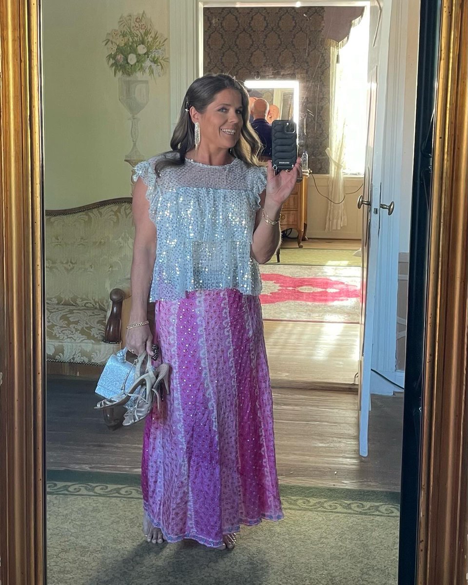 pernillawiberg's tweet photo. Inatt kl 02:00, på #svtplay, eller #svt1 imorgon kväll kl 20:00 Ni väljer om ni vill titta… 😅😬 #stjärnornapåslottet #mindag #svt https://t.co/EsK8mEGkiP
