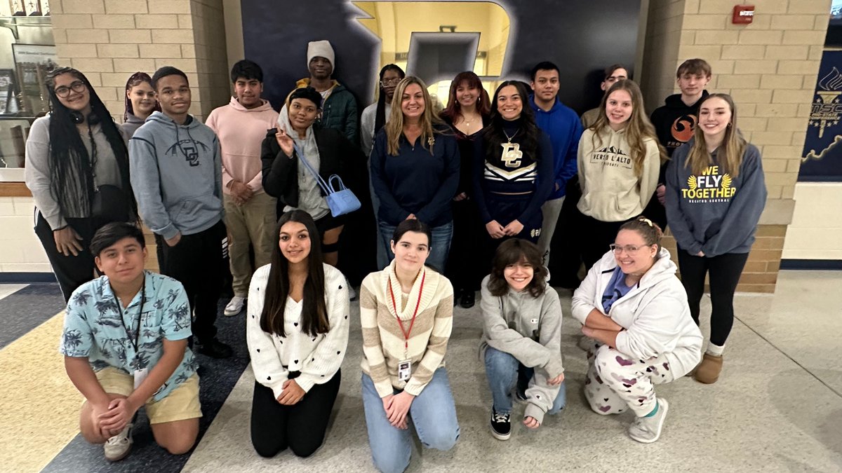 The Student Voice committee <a href="/DCHS_hawks/">Decatur Central</a> includes representatives from all SLCs. They discuss ideas and feedback with school leaders regularly, and today they shared their thoughtful insights with Dr. Hofer over lunch! #DecaturProud #tomorrowready <a href="/Steph_Hofer/">Dr. Stephanie Hofer</a>